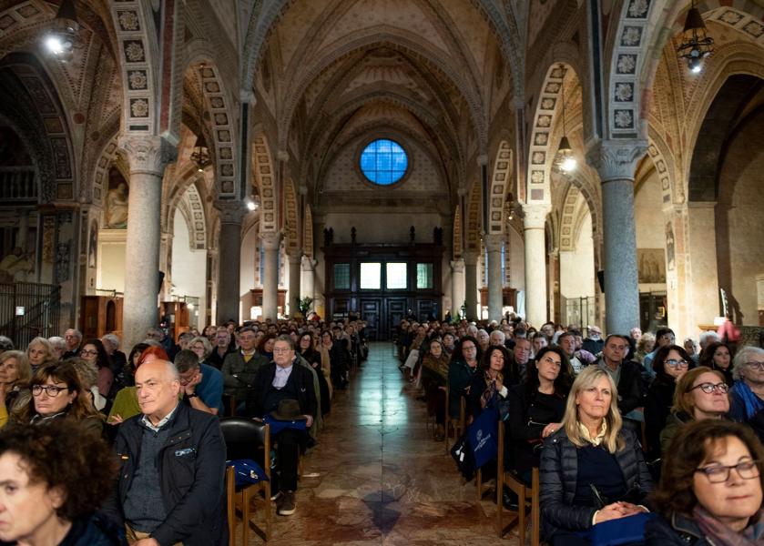 Il pubblico all'evento del centenario dell'Università degli Studi di Milano nella Basilica di Santa Maria delle Grazie.