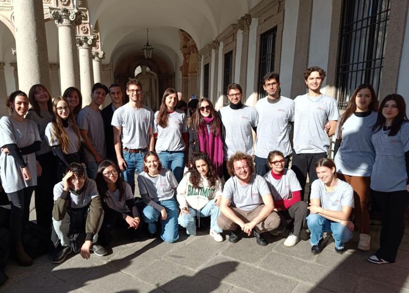 Studenti e studentesse dell'Università degli Studi di Milano che fanno da guida alle stanze del Museo della Filosofia.