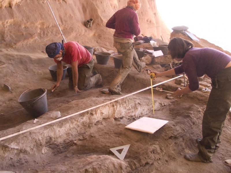 L'attività di scavo nel riparo del Tarakori, nel Sahara centrale libico