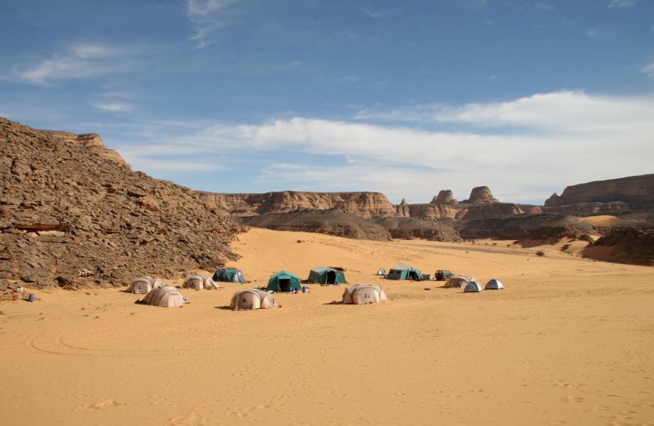 Il campo base dei ricercatori nel riparo del Tarakori, nel Sahara centrale libico