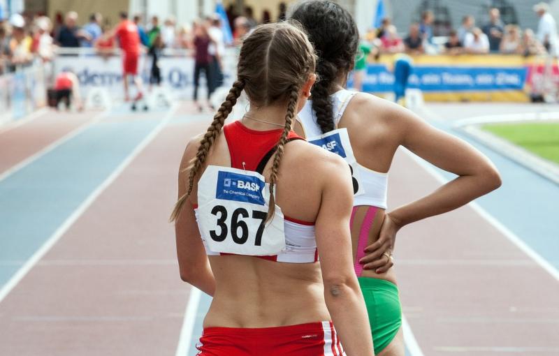 Giovani atlete sulla pista di atletica