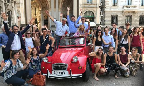 L'arrivo della 2CV in Piazza della Scala a Milano