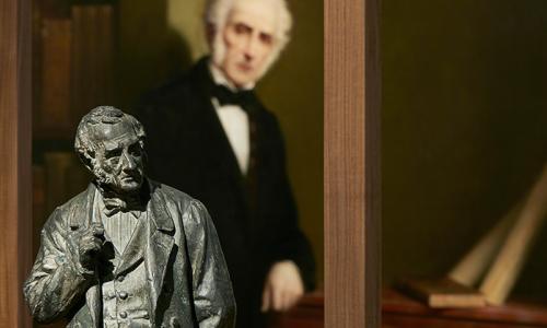 Statua e dipinto di Alessandro Manzoni