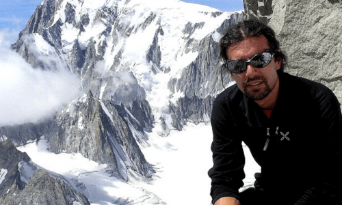 Un'immagine di Marcello Meroni tra le "sue" montagne