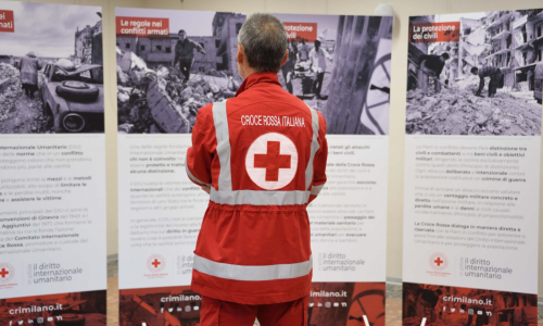 Un operatore della Cri e la mostra “Anche le guerre hanno delle regole”