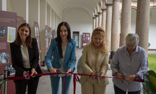 Il taglio del nastro per l'inaugurazione della mostra con Anna Ascani, vicepresidente della Camera, la rettrice Marina Brambilla, la professoressa Michela Minesso ed Elena Lattuada, delegata del sindaco per le Pari Opportunità.
