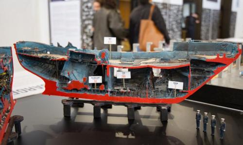 Una sezione del barcone nella mostra in Aula Magna