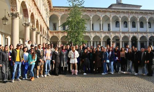 L'International Welcome Day alla Statale: un gruppo di studenti e studentesse con la prorettrice all'Internazionalizzazione Paola Catenaccio.