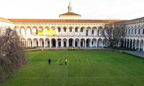 Paolo Icaro guida il taglio del prato