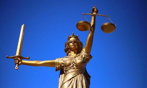 La statua della giustizia