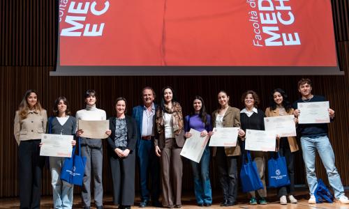Un momento della consegna dei diplomi ai neolaureati e neolaureate dei corsi di laurea di Medicina e Chirurgia con la rettrice Marina Brambilla e il presidente Aldo Bruno Giannì.