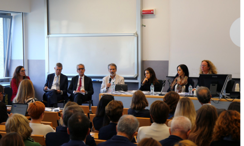 Un momento della presentazione con Guido Bardelli, assessore alla Casa del Comune di Milano, Giancarlo Tancredi, assessore alla Rigenerazione Urbana del Comune di Milano, Marina Brambilla, rettrice eletta della Statale di Milano, Regina De Albertis, Presidente di Assimpredil Ance Milano e Sara Valaguzza, docente di Diritto Amministrativo dell’Università degli Studi di Milano e Direttrice scientifica del Construction Law Lab