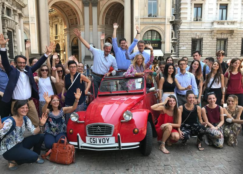 Group photo in Piazza della Scala after the arrival of the 2CV