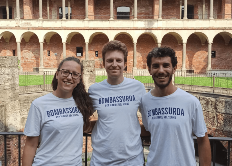 I colleghi di Luca Restelli alla Statale con la maglietta in suo ricordo