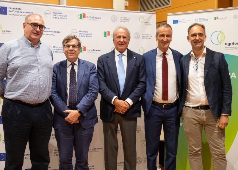 Il professor Gian Battista Bischetti, coordinatore Spoke 8 per la Statale, il rettore della Statale Elio Franzini, il rettore dell'Università Fedrico II di Napoli, Matteo Lorito, gli assessori della Regione Lombardia Alessandro Fermi e Alessandro Beduschi, intervenuti all'evento