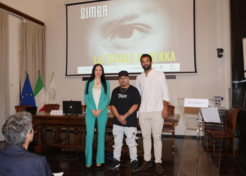 Alex Simbana, in arte El Simba, attore e rapper della compagnia teatrale Puntozero, con la rettrice Marina Brambilla