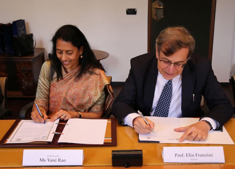 L’ambasciatrice indiana H.E. Vani Rao e il rettore Elio Franzini firmano il MoU per instituire la prima Cattedra interdipartimentale in Studi Indiani all’Università degli Studi di Milano.