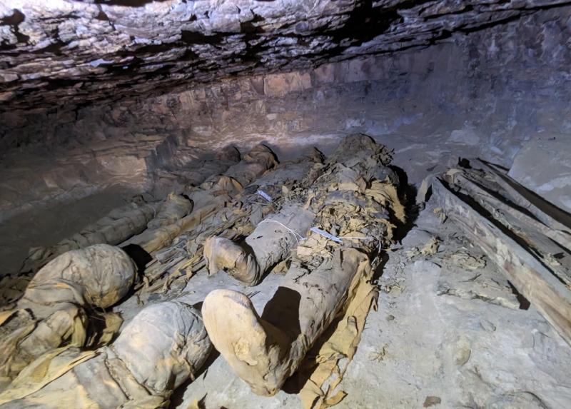 Una delle tombe nell’area circostante il Mausoleo dell'Aga Khan