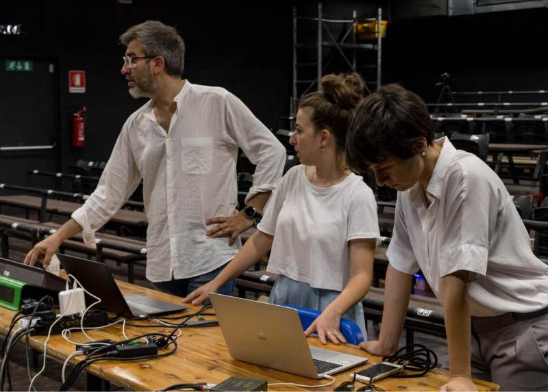 Un momento della preparazione dello spettacolo - Foto Fabio Zavattieri