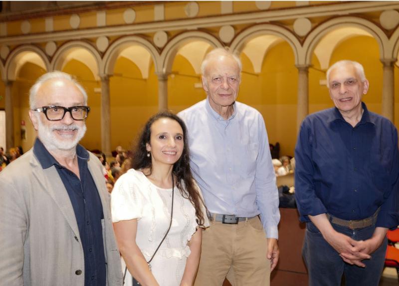 Il direttore del dipartimento di Filosofia, Marcello D'Agostino, e i docenti Francesca Minerva e Gianfranco Mormino con Peter Singer 