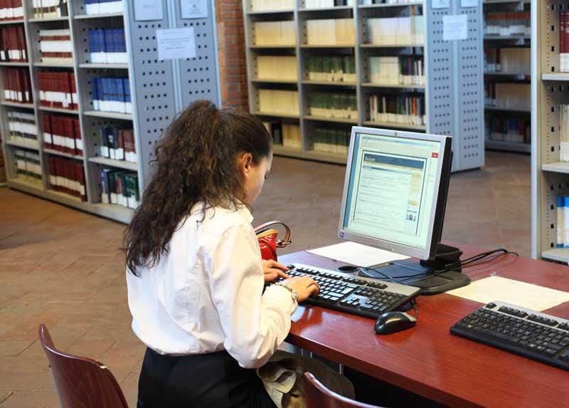 Al pc in biblioteca
