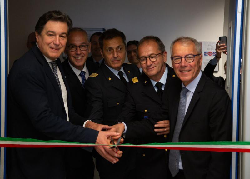 Taglio del nastro durante la cerimonia inaugurale del CeMATA - Centro di Medicina Aerospaziale per le Terapie Avanzate.