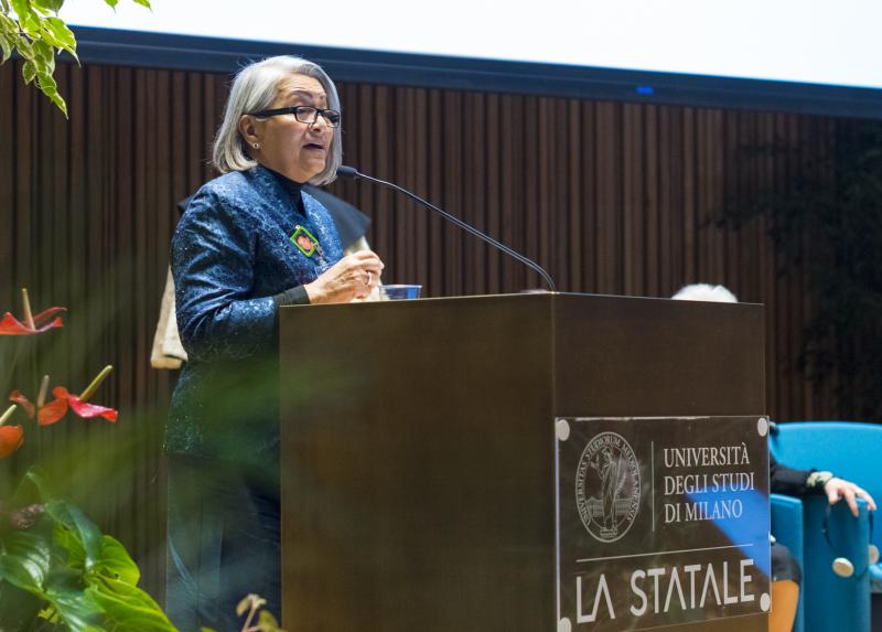 Yolanda Morán Isais sul palco dell'Aula Magna in Statale