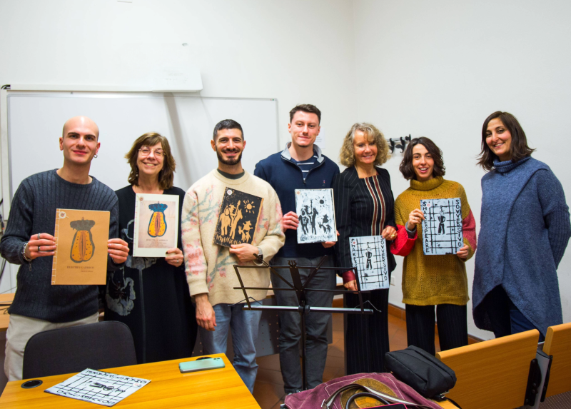 Irina Bajini e alcuni partecipanti del laboratorio di "Chi è di scena?".