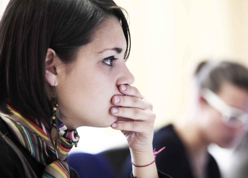 Una studentessa alle prese con i test