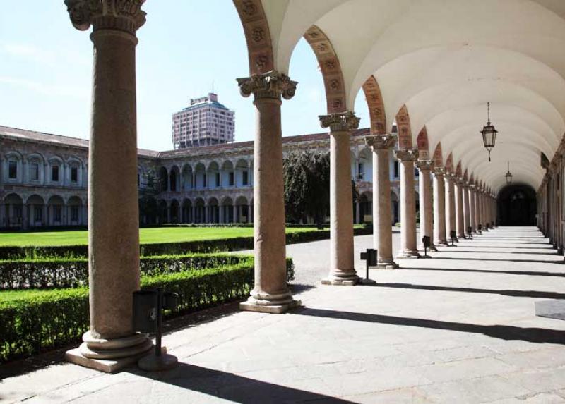 Il cortile della Ca' Granda con scorcio della Torre Velasca