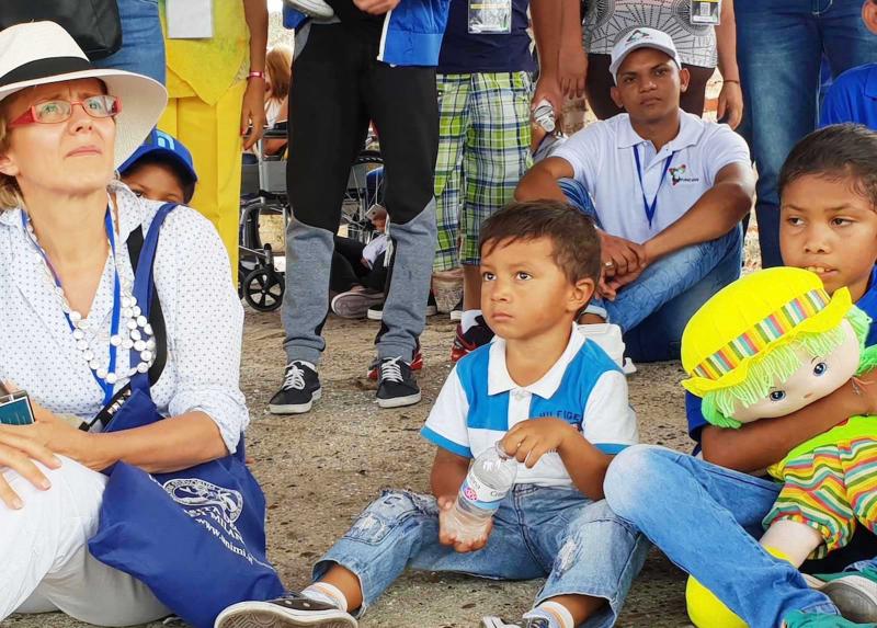 Elena Cattaneo con alcuni bambini del progetto Abrazos