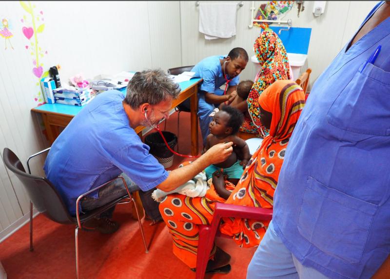 Un medico di Emergency visita un bambino