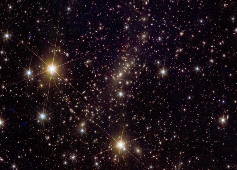 Immagine 1 - Abell 2390 - Immagine a colori ottenuta dall’osservazione in tre diverse bande del telescopio Euclid del campo contenente l’ammasso di galassie Abell 2390