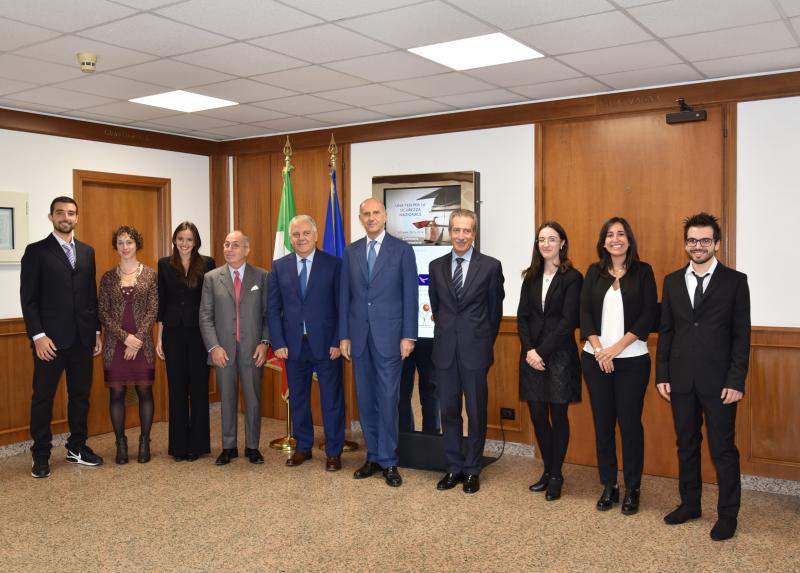 Foto di gruppo dei vincitori del concorso “Una tesi per la sicurezza nazionale”