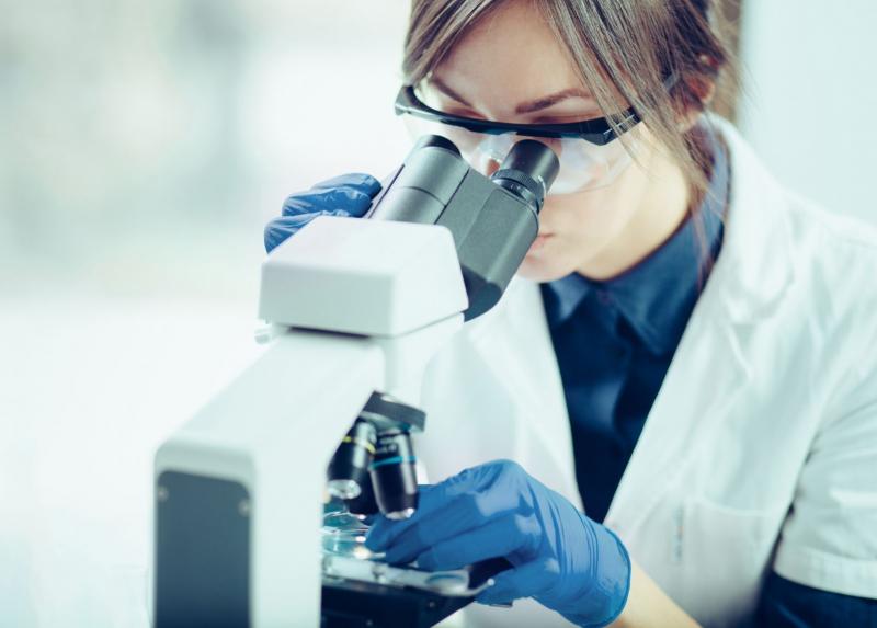 Ricercatrice in laboratorio.