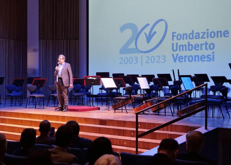 Il rettore Elio Franzini durante la premiazione della ricerca della Statale da parte della Fondazione Umberto Veronesi. Foto di Fondazione Umberto Veronesi.