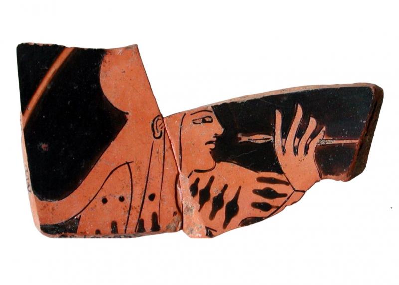 Frammento di coppa attica a figure rosse con figura di arciere scita, fine del VI – inizi del V secolo a.C.