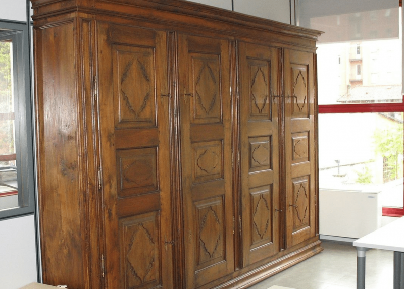 Il grande armadio antico della casa di Milano di Gina Lagorio, donato ad Apice, dove era contenuto l'archivio 