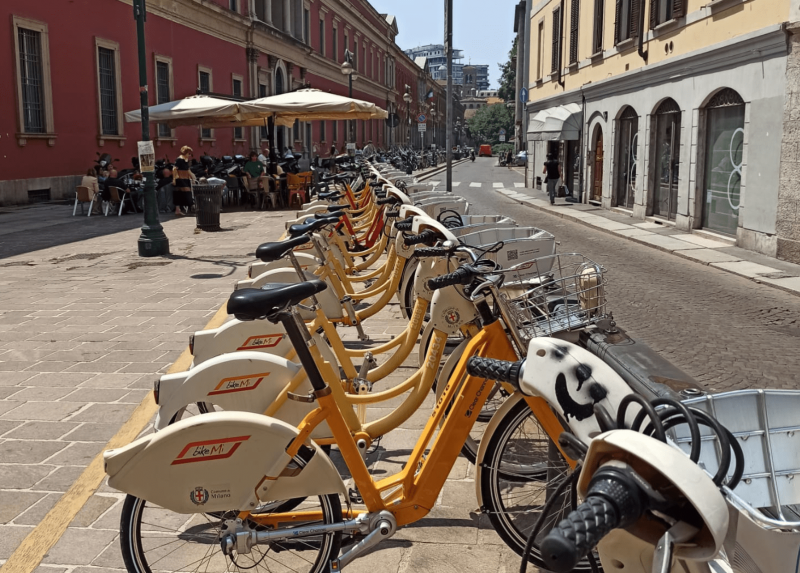 Biciclette del servizio Bikemi davanti alla sede dell'Università Statale in via Festa del Perdono