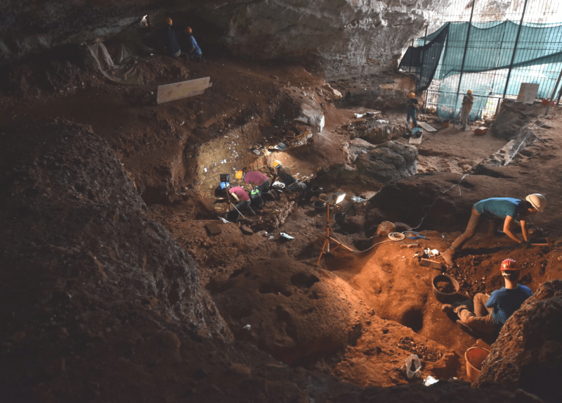 Attività di scavo all'interno della Grotta Romanelli - Foto di Luca Forti
