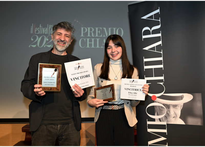 Elisa Albè, vincitrice del Premio Chiara Giovani, con il vincitore dell'edizione 2022 del Premio Chiara, lo scrittore Antonio Pascale