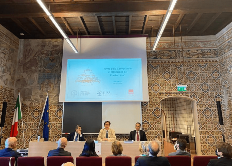 La presentazione e firma della convenzione alla presenza del professor Riccardo Pietrabissa, Rettore della Scuola Universitaria Superiore IUSS di Pavia, del professor Elio Franzini, Rettore dell’Università degli Studi di Milano e di Stefano Blanco, Direttore Generale della Fondazione Collegio delle Università Milanesi
