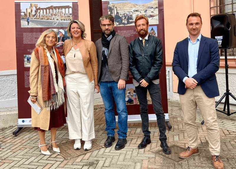Un momento dell'inaugurazione della mostra con, tra gli altri, la prorettrice Maria Pia Abbracchio e il professor Lorenzo Zamboni, direttore dello scavo di Calvatone
