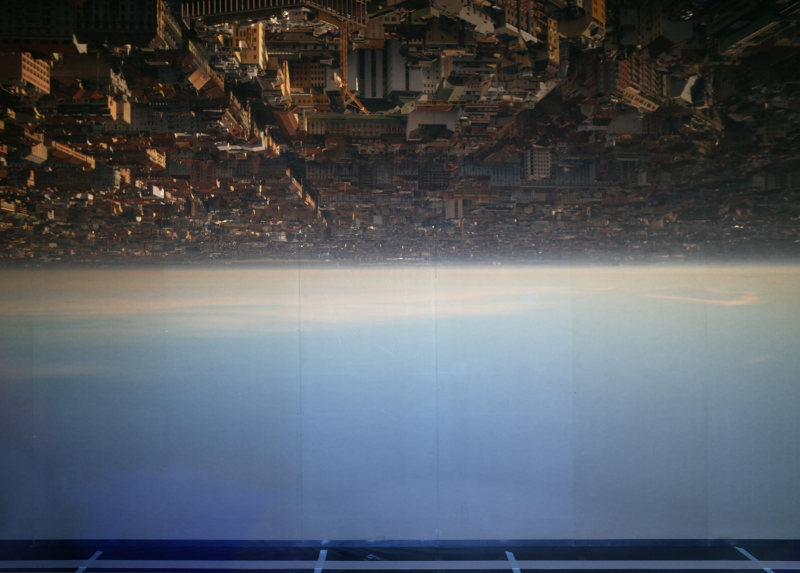 L'immagine utilizzata per la locandina: Giorgio Andreotta Calò, City of Milan, 2019 Projection in the darkroom. Pirelli skyscraper, Milan, 10 January 2019. Photo by Nicola Settimo