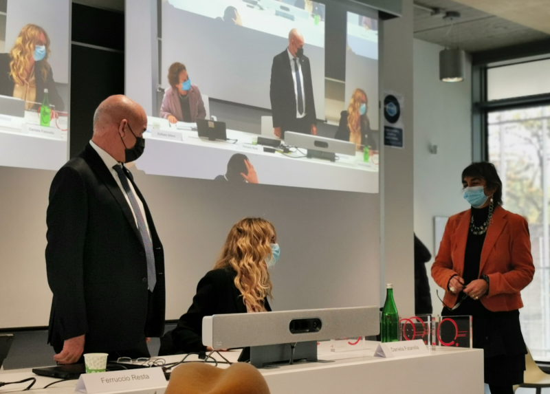 La prorettrice Marina Carini ritira la targa di Save the Children