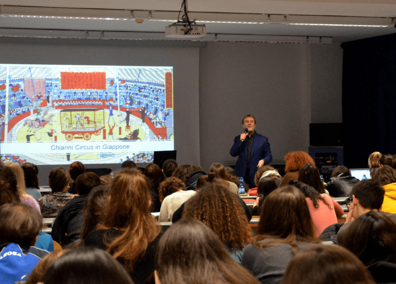 Una lezione di Alessandro Serena, docente di Storia dello spettacolo circense e di strada dell'Università Statale di Milano e direttore scientifico Giornate di Studio sull’Arte Circense - Foto Open Circus