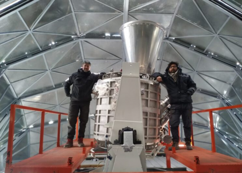 Il telescopio QUBIC nelle fasi di installazione nel laboratorio sulle Ande argentine
