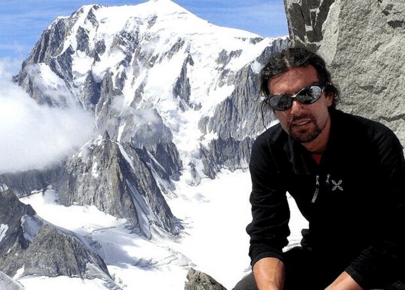 Un'immagine di Marcello Meroni tra le "sue" montagne