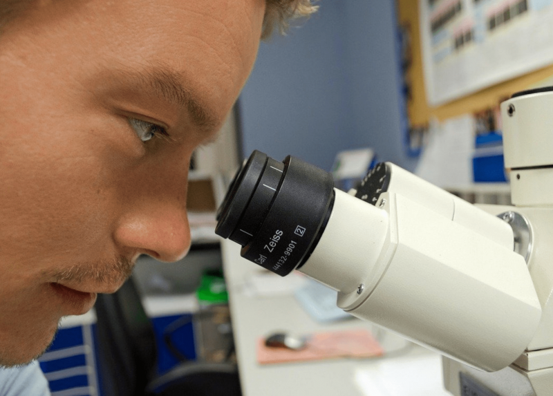 Un ricercatore in laboratorio