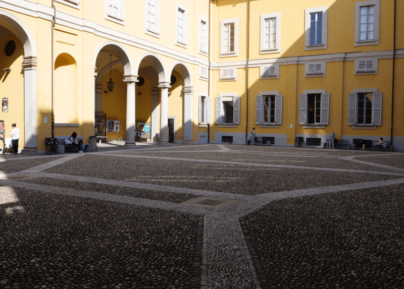 Il cortile della Facoltà di Scienze politiche, economiche e sociali di via Conservatorio